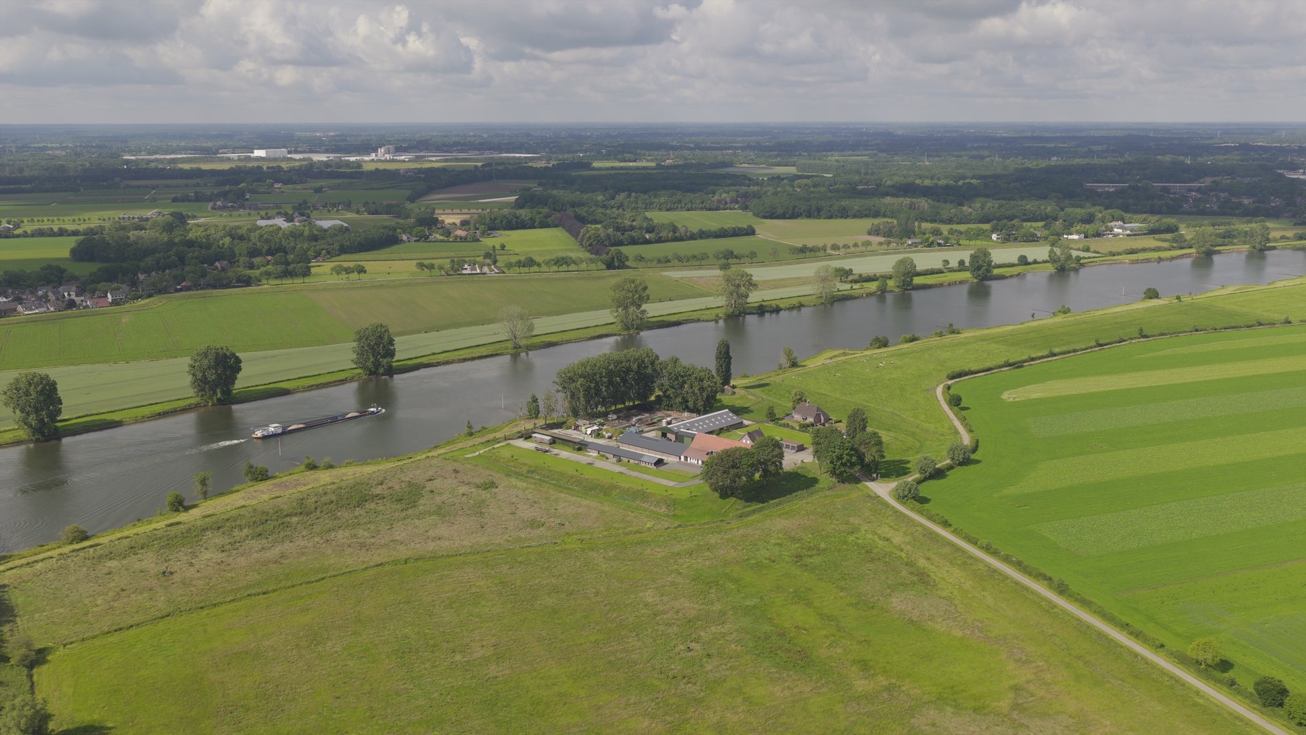 Luchtfoto van Middelaarhuis aan de Maas